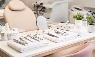 Postazione ordinata per un trattamento beauty express rapido nel centro estetico